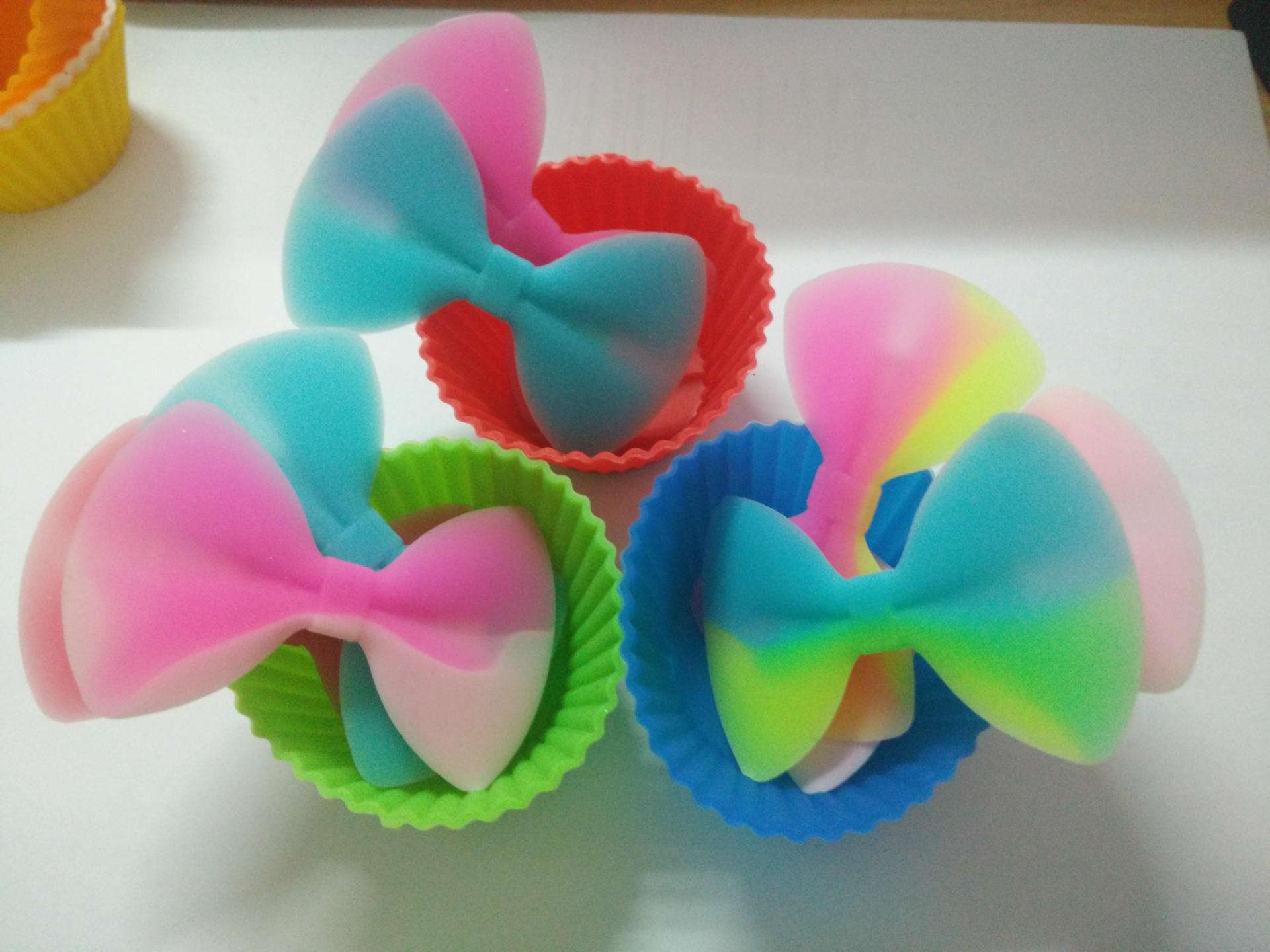Silicone hairpin is more suitable for children than plastic hairpin and metal hairpin